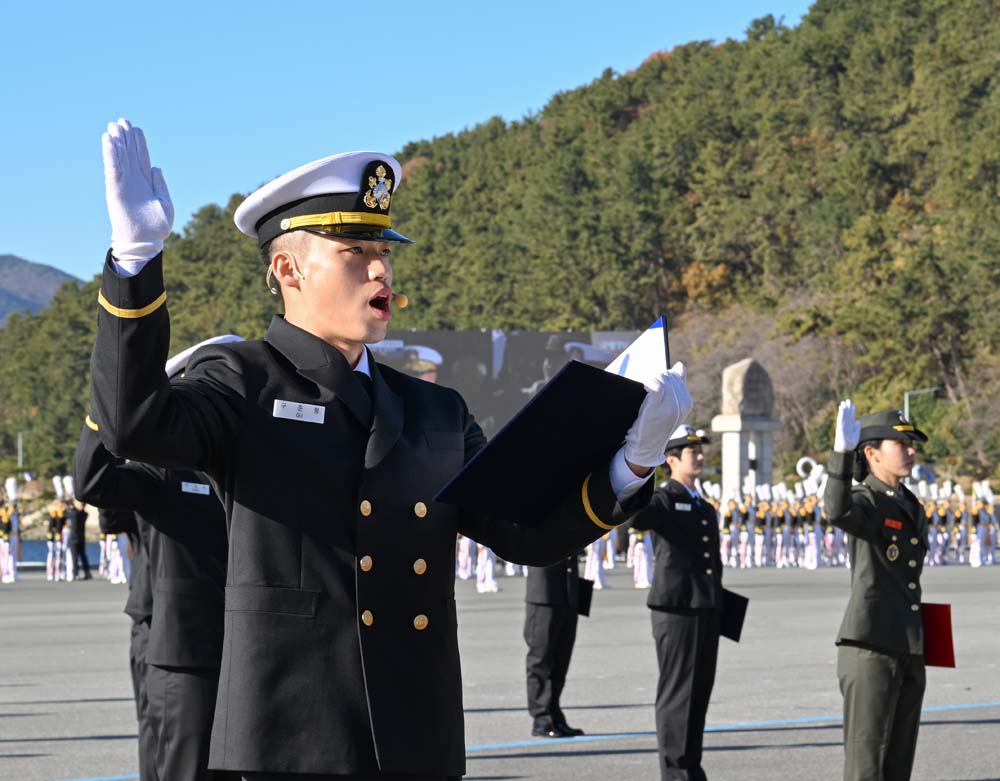 [보도사진 1] 제135기 해군해병대 사관후보생 임관식.jpg