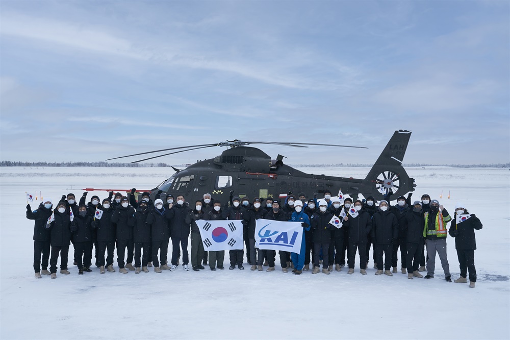 221216 캐나다 옐로우나이프에서 진행된 소형무장헬기의 국외 저온 비행시험 참여 인원 단체.jpg