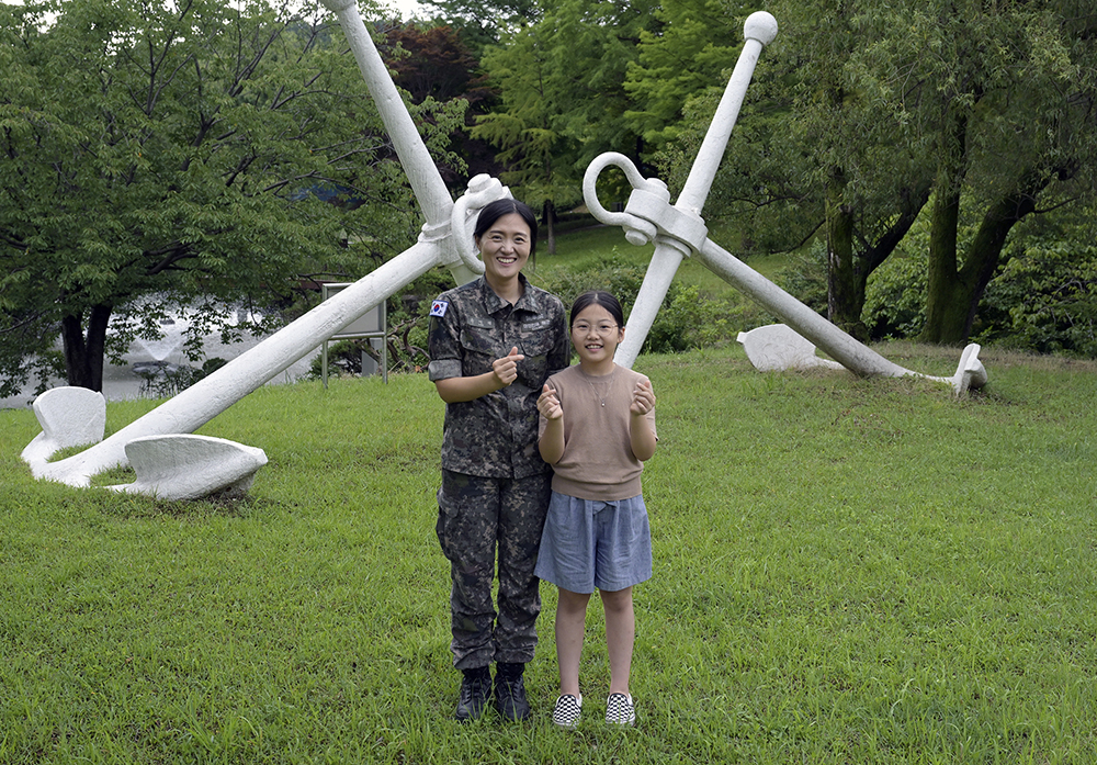 1000 [해군보도사진] 해군 유에리 소령과 딸 장유정 학생 복사.jpg