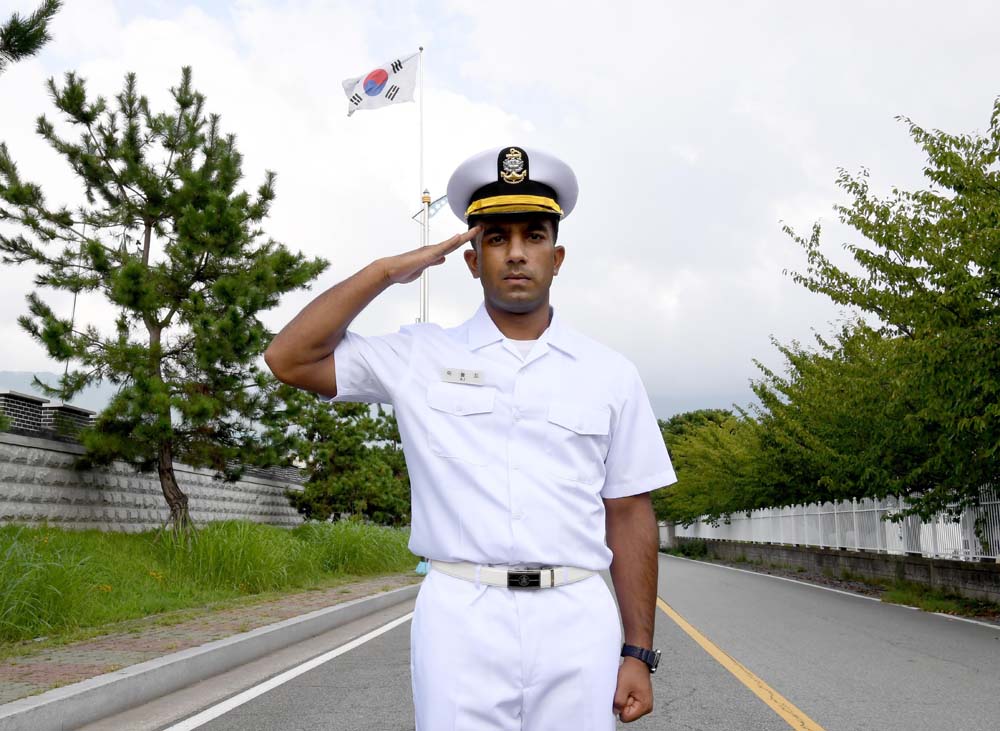 [참고사진] 파키스탄인에서 한국인으로, 그리고 해군 부사관으로 거듭난 아놀드 하사.jpg