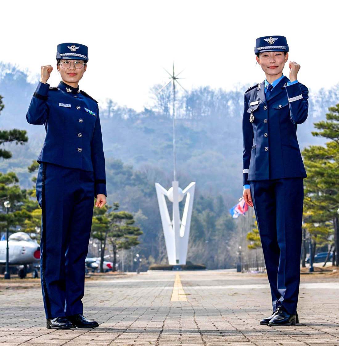 보라매 자매 이윤서 소위(오른쪽), 이윤성 생도(왼쪽).jpg