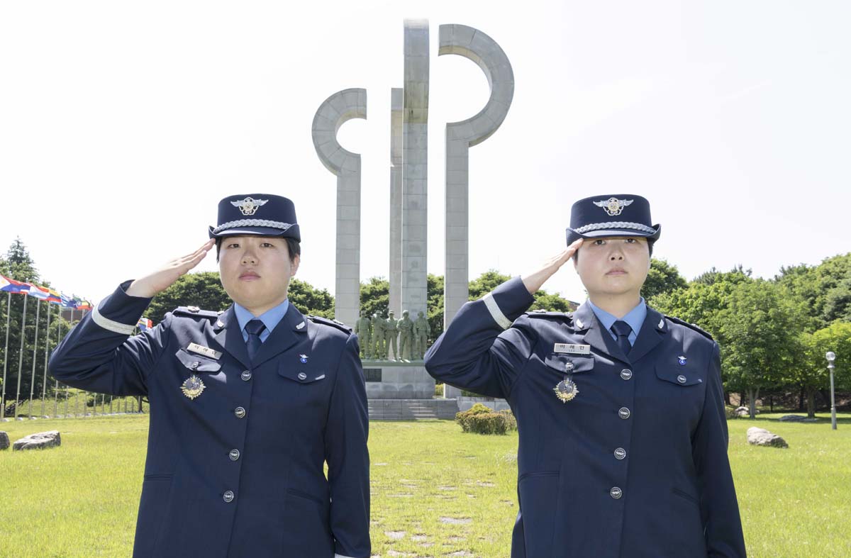 이해인 소위(좌), 이해민 소위(우).jpg