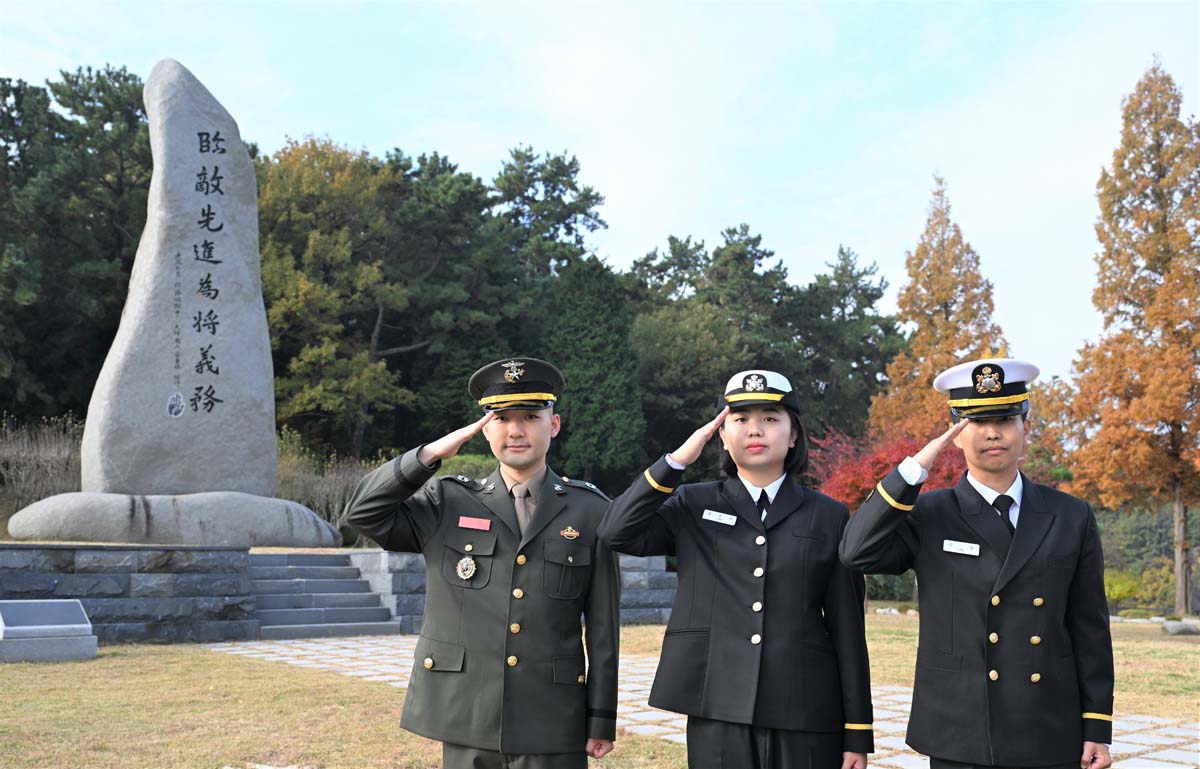 [화제의 인물 #2] 해병소위 육다빈(왼쪽) 해군소위 이주리(가운데) 해군소위 이솔(오른쪽).jpg