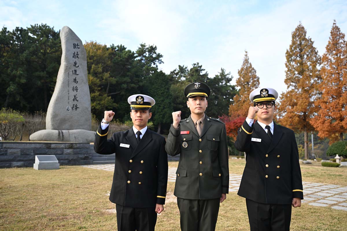 [화제의 인물 #1] 해군소위 명찬희(왼쪽) 해병소위 고정수(가운데) 해군소위 강병윤(오른쪽).jpg