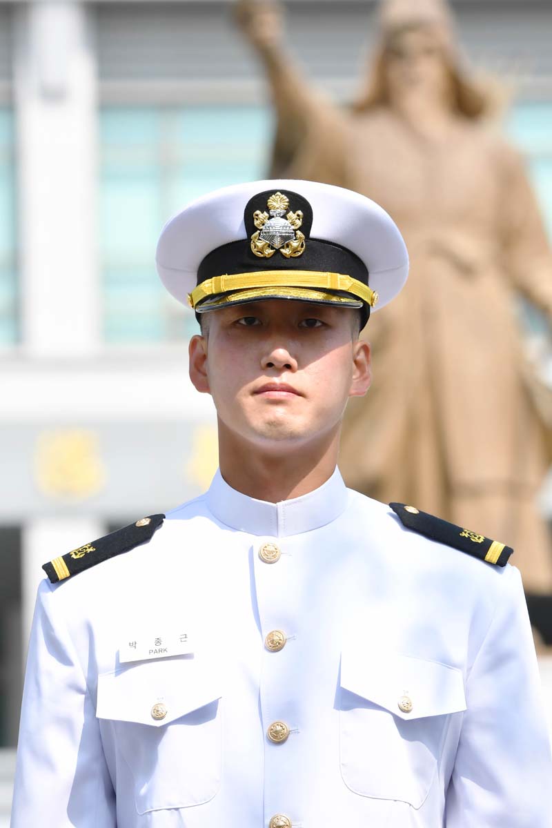 사진2. 3번째 군번을 받은 박종근 해군소위.jpg