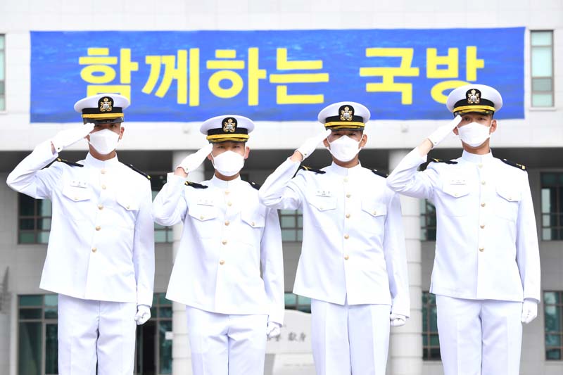 사진3. 육공군에서 장교로 복무하고 해군에서 다시 복무하는 4명의 장교들(좌측부터 이준성 박정화 남혁준 권선용 해군소위).jpg