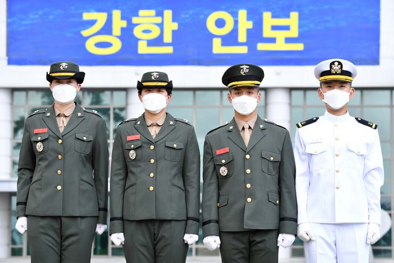 사진4. 부사관에서 해군 해병대 장교로 거듭난 4명의 장교들(좌측부터 김나연, 이수연, 전진우 해병소위, 조미루 해군소위).jpg