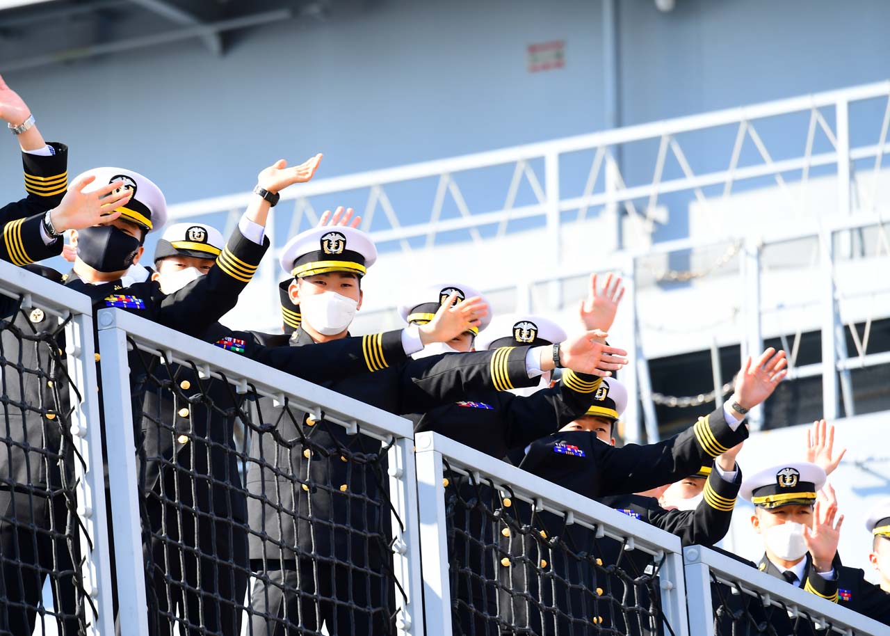 사진6. 22일 해군제주기지에서 열린 2021 해군 순항훈련전단 출항 환송식에서 76기 해군사관생도들이 손을 흔며어 인사를 하고 있다. (1).jpg
