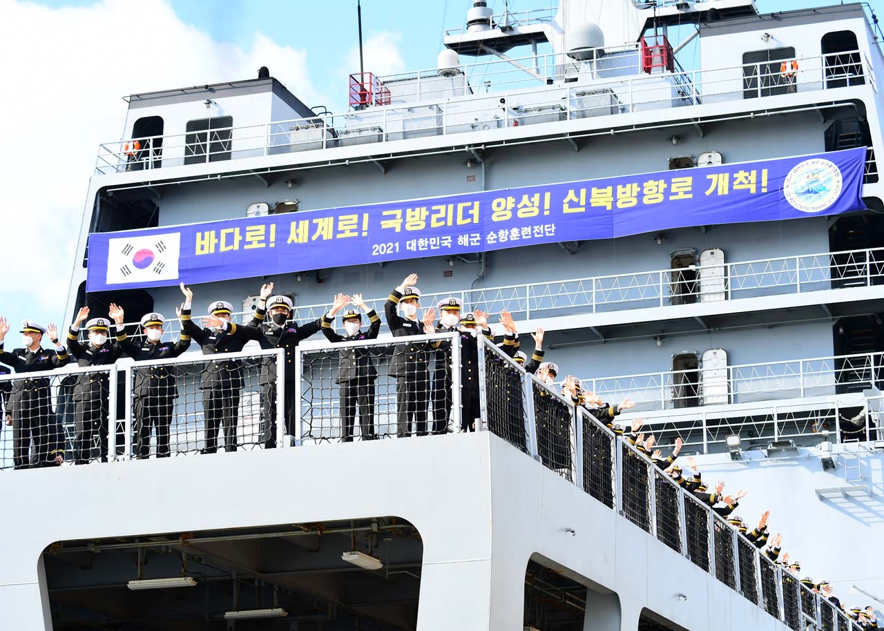 사진5. 22일 해군제주기지에서 열린 2021 해군 순항훈련전단 출항 환송식에서 76기 해군사관생도들이 손을 흔들며 인사를 하고 있다. (1).jpg