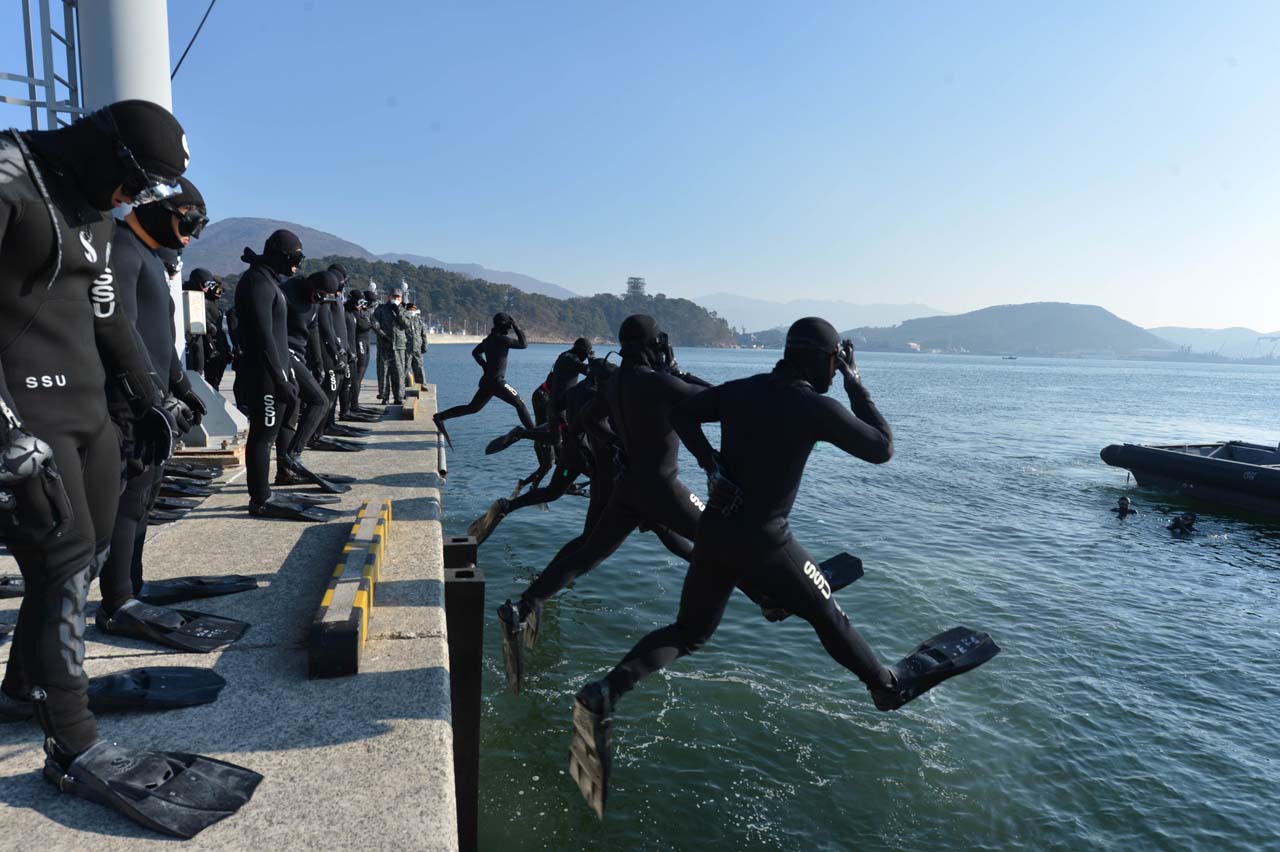 사진2해군해난구조전대혹한기훈련다이빙2.jpg