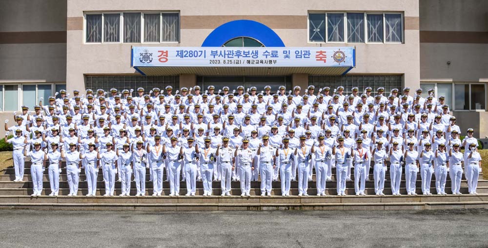 보도사진1. 제280기 해군부사관으로 임관한 신임 하사들과 해군 관계자들이 임관을 축하하며 기념사진을 촬영하고 있다..jpg