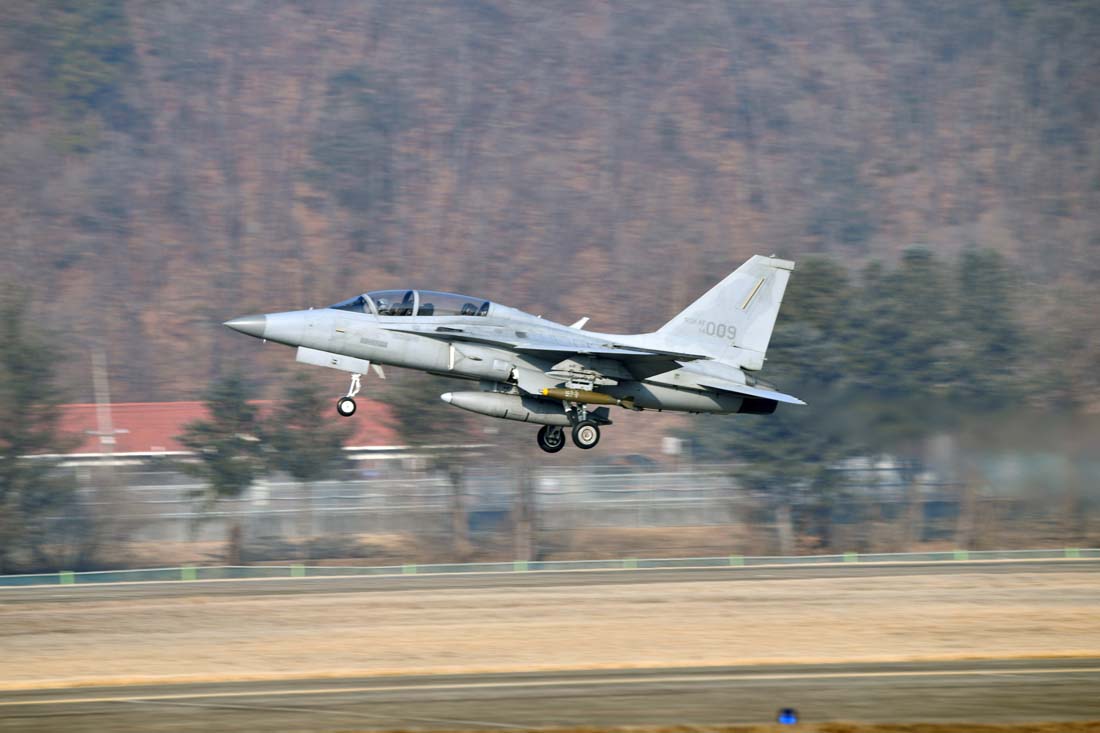 2. FA-50 이륙_1.jpg