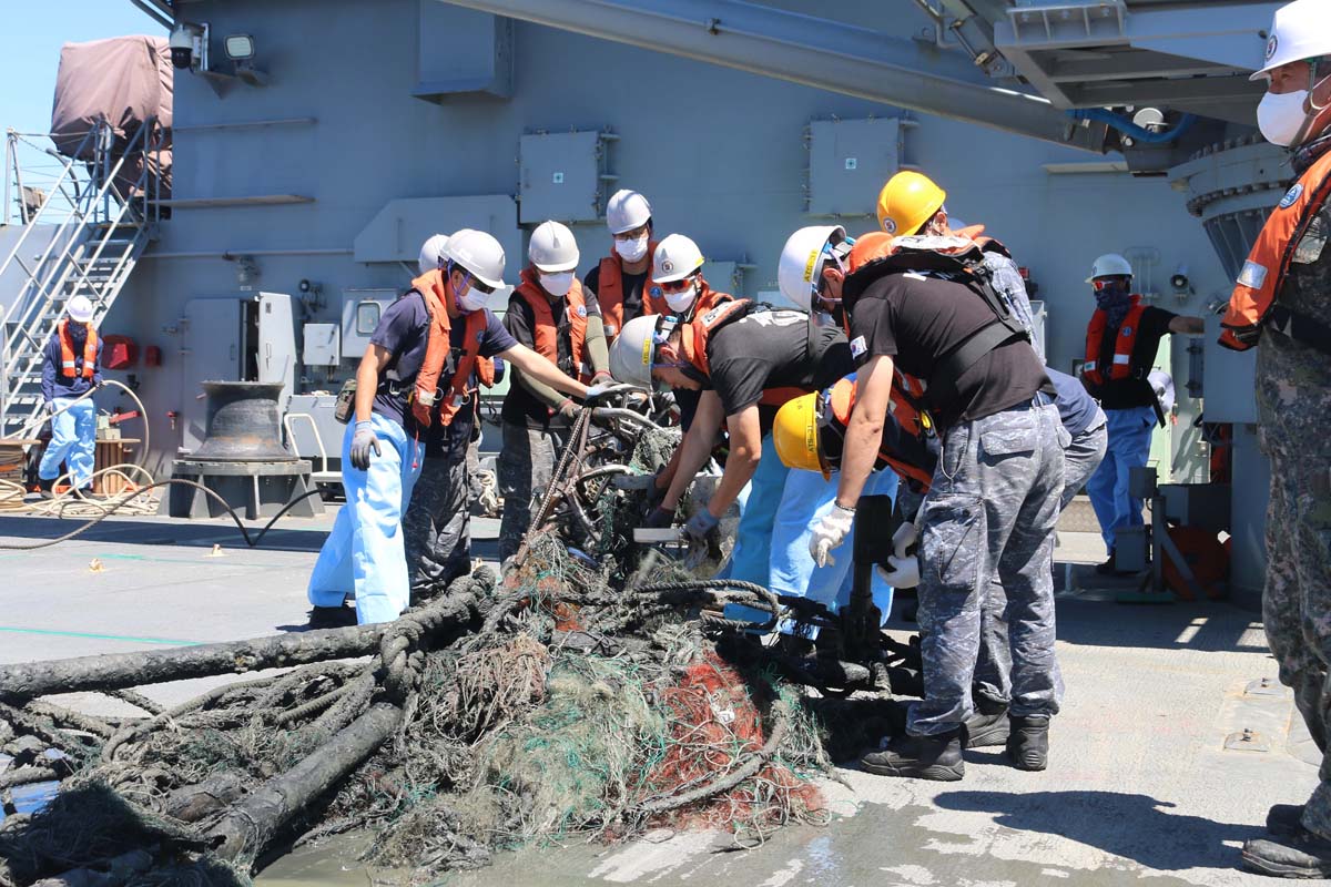 [폐기물 인양] 해군 통영함이 연평도 인근 어장에서 해저 폐기물을 수거하고 있다 (5).jpg