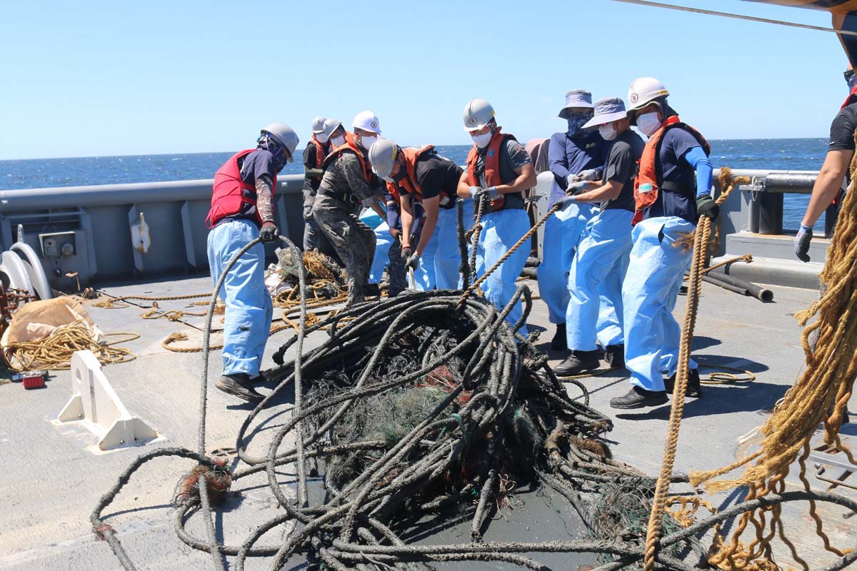 [폐기물 인양] 해군 통영함이 연평도 인근 어장에서 해저 폐기물을 수거하고 있다 (6).jpg