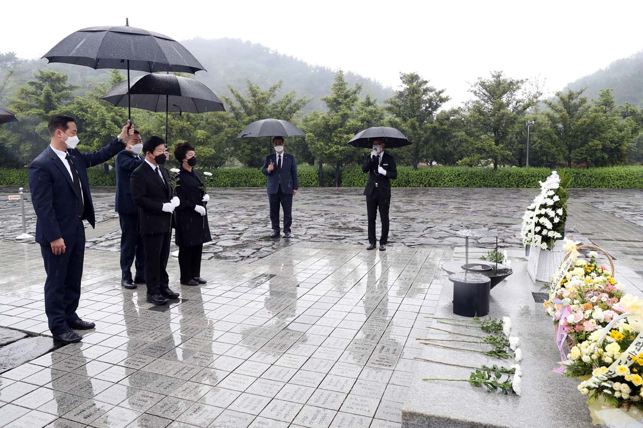 [사진자료] 박병석 국회의장, 고 노무현 전 대통령 묘역 참배1.jpg