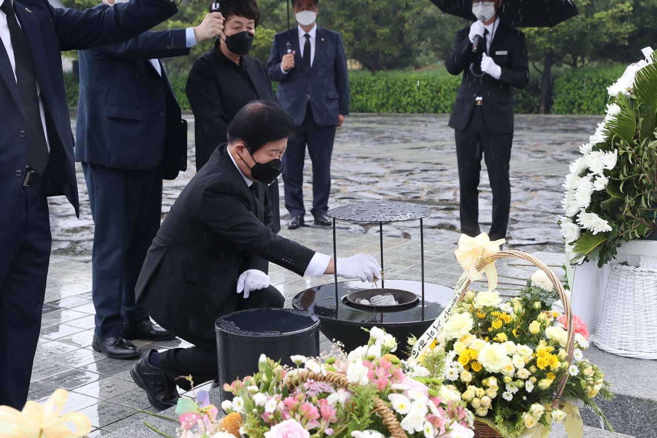 [사진자료] 박병석 국회의장, 고 노무현 전 대통령 묘역 참배2.jpg
