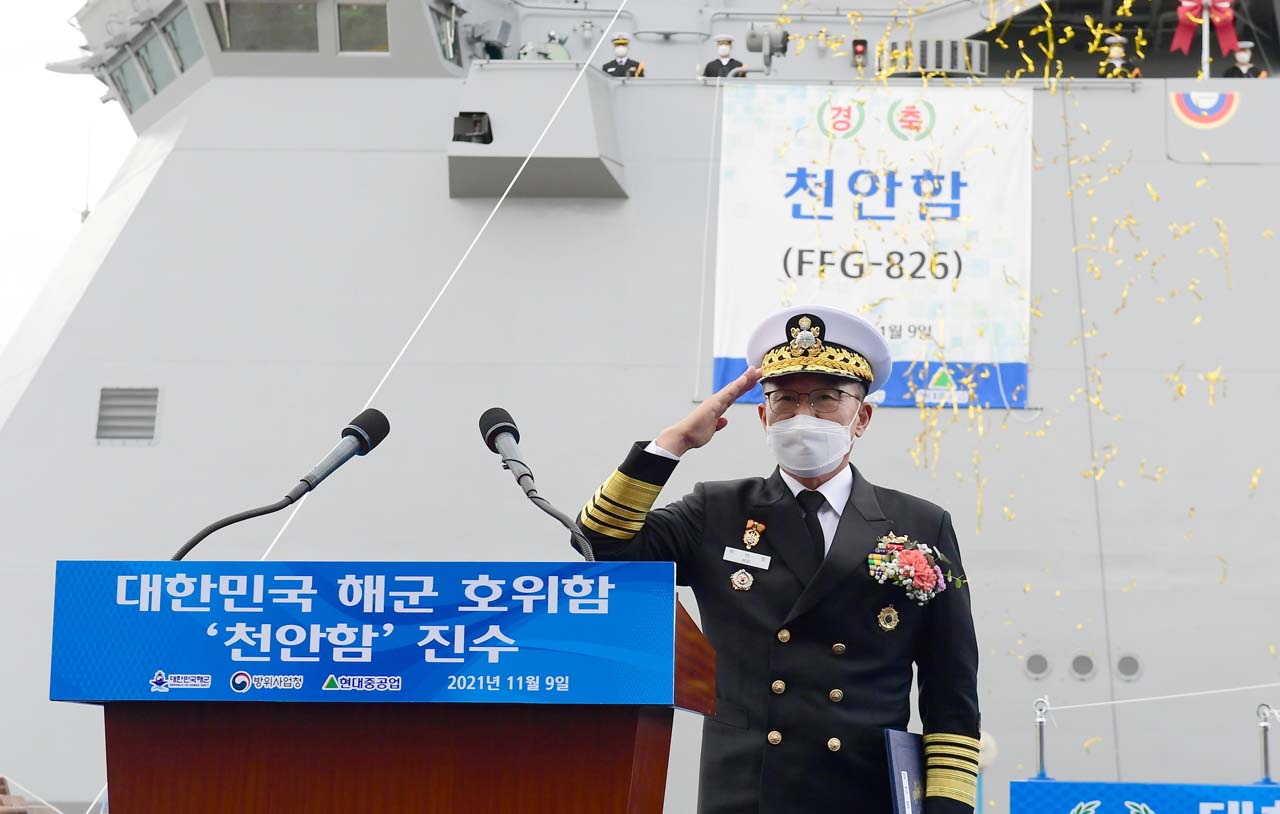 사진2. 부석종 해군참모총장이 천안함 진수식 함명 선포에 앞서 경례를 하고 있다..jpg