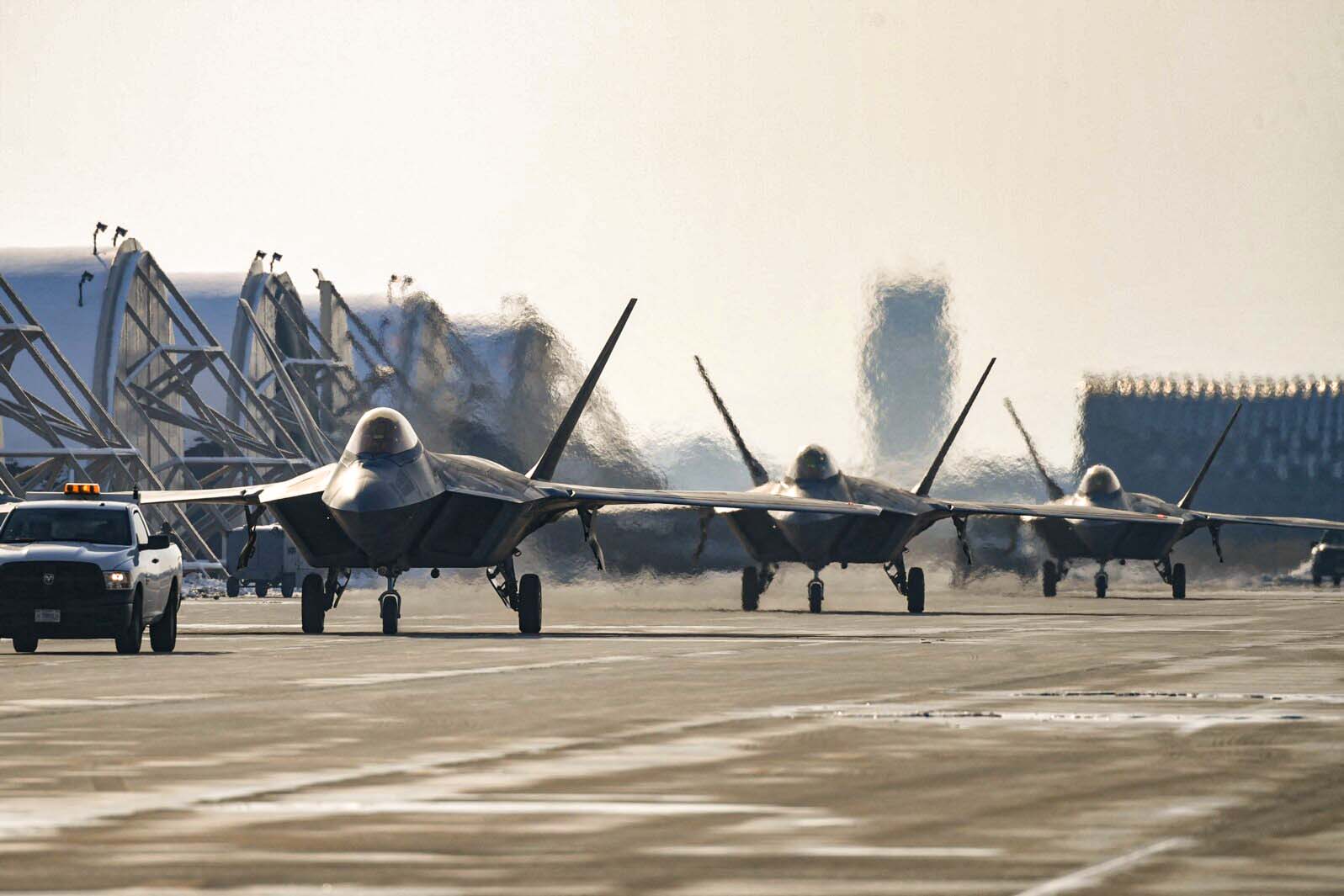 일본 가데나기지에 주둔하고 있는 美 공군의 F-22.jpg