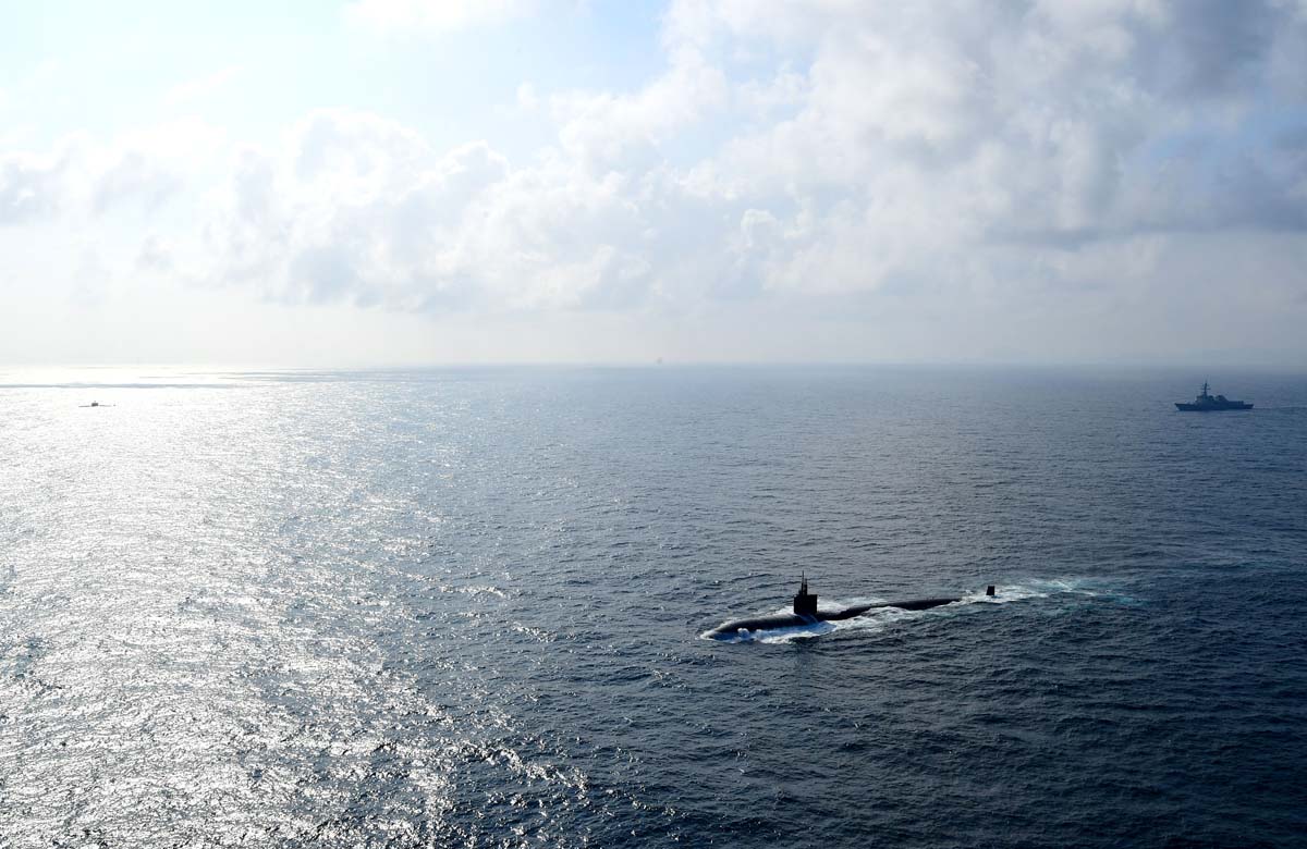 [해군 보도사진] 한미 연합 대잠전 훈련(앞쪽 아래 미 아나폴리스함 위 한국 잠수함 이순신함 뒤쪽 이지스구축함 율곡이이함).jpg
