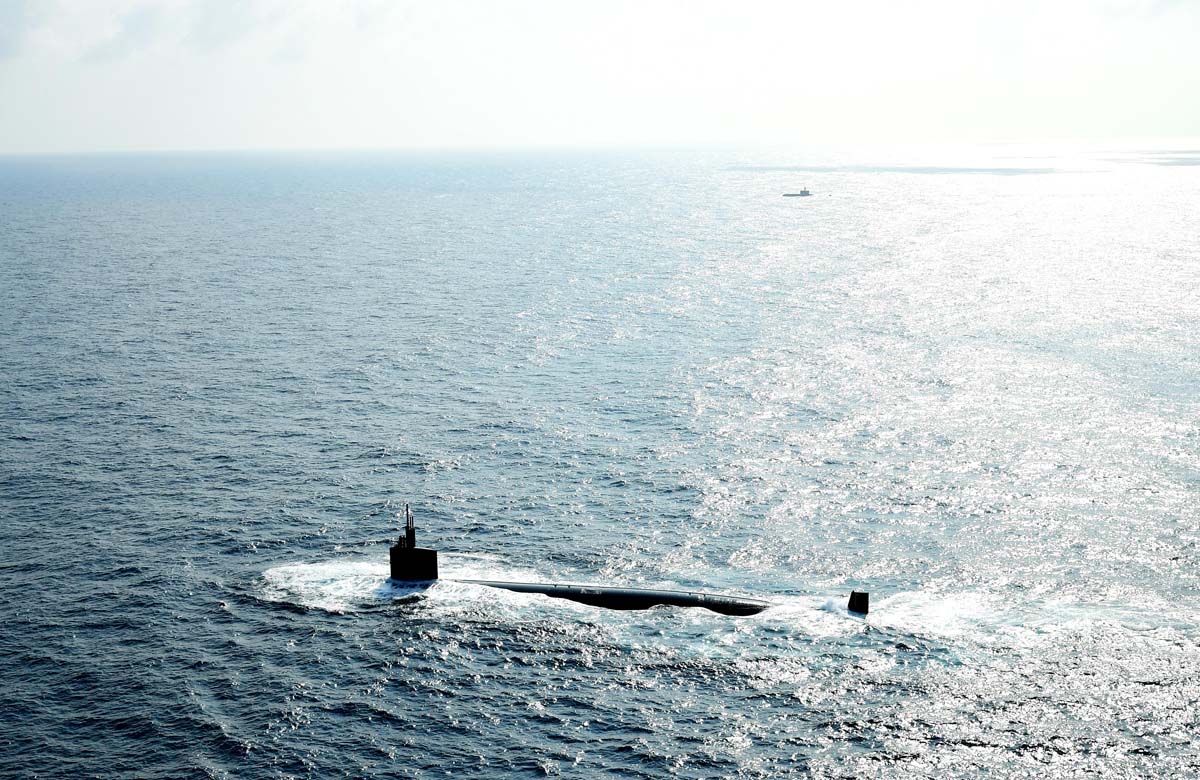 [해군 보도사진] 한미 연합 대잠전 훈련(아래 미 아나폴리스함 위 한국 잠수함 이순신함).jpg