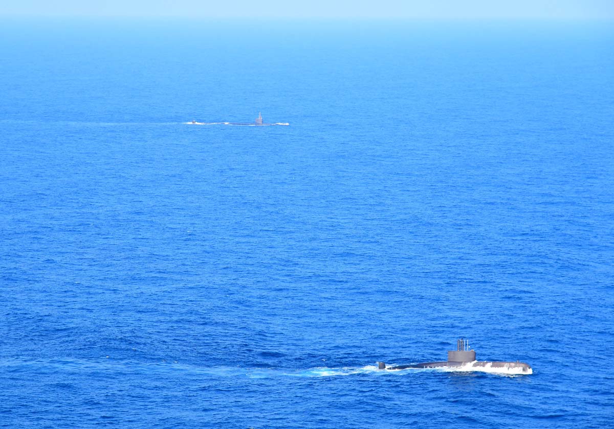 [해군 보도사진] 한미 연합 대잠전 훈련(사진 아래 한국 잠수함 이순신함 위쪽 미 아나폴리스함).jpg