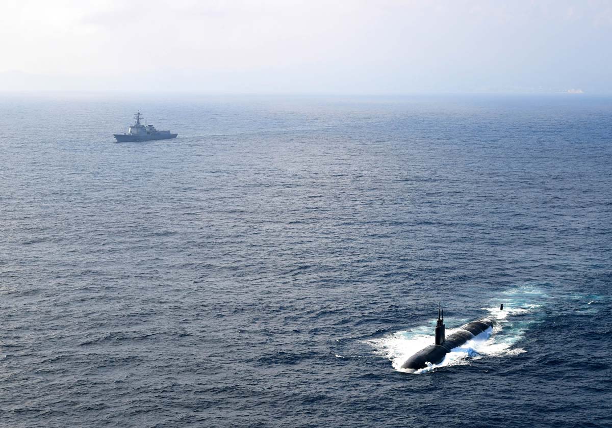[해군 보도사진] 한미 연합 대잠전 훈련(오른쪽 미 해군 아나폴리스함 오른쪽 위 이지스구축함 율곡이이함).jpg