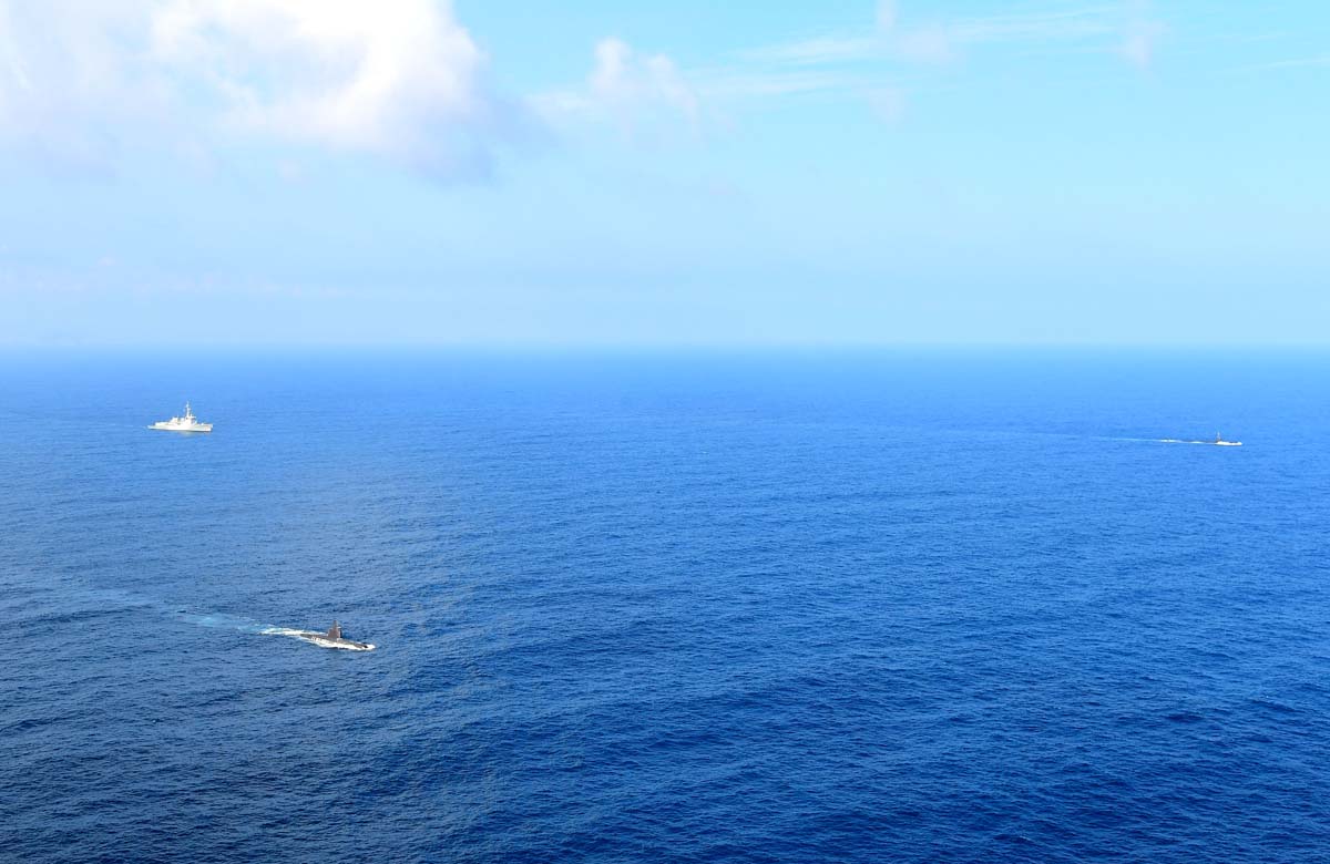 [해군 보도사진] 한미 연합 대잠전 훈련(사진 왼쪽 아래 한국 잠수함 이순신함 오른쪽 미 아나폴리스함 뒤쪽 이지스구축함 율곡이이함).jpg
