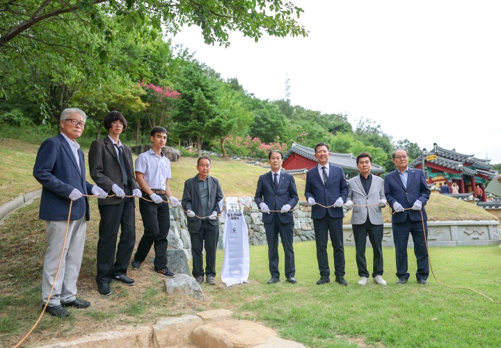 12일 오후 경상북도 구미 왕산 허위 선생 묘소에서 열린 독립유공자 산재묘소 안내판 제막식에서 권오을 국가보훈부 장관 등 참석자들이 제막하고 있다. 2026.8.12 (ⓒ사진 국가보훈부 제공)
